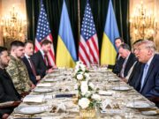Frappes sur les raffineries russes : Donald Trump juge leur reprise « honteuse » et s’en prend à Zelensky Donald Trump et Volodymyr Zelensky lors d'une rencontre à Mar-a-Lago en décembre 2025
