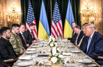 Frappes sur les raffineries russes : Donald Trump juge leur reprise « honteuse » et s’en prend à Zelensky Donald Trump et Volodymyr Zelensky lors d'une rencontre à Mar-a-Lago en décembre 2025