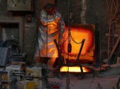 Fonderie de Bretagne : le tribunal de commerce de Lorient prononce la liquidation, 244 salariés concernés Coulée de métal en fusion dans une fonderie (photo d'illustration prise à Munich)