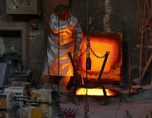 Fonderie de Bretagne : le tribunal de commerce de Lorient prononce la liquidation, 244 salariés concernés Coulée de métal en fusion dans une fonderie (photo d'illustration prise à Munich)
