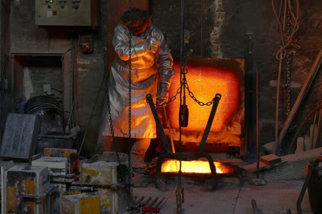 Coulée de métal en fusion dans une fonderie (photo d'illustration prise à Munich) Coulée de métal en fusion dans une fonderie (photo d'illustration prise à Munich)