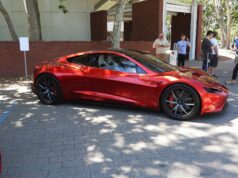 Tesla dévoile un Roadster à propulseurs SpaceX capable de « voler », production annoncée pour 2028 Le prototype du Tesla Roadster de deuxième génération présenté en 2017