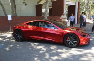 Tesla dévoile un Roadster à propulseurs SpaceX capable de « voler », production annoncée pour 2028 Le prototype du Tesla Roadster de deuxième génération présenté en 2017