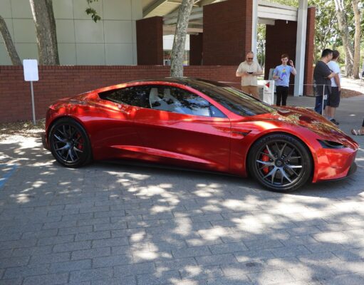 Tesla dévoile un Roadster à propulseurs SpaceX capable de « voler », production annoncée pour 2028 Le prototype du Tesla Roadster de deuxième génération présenté en 2017