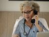 Ménopause : le gouvernement annonce une consultation longue chez les sages-femmes et de nouvelles recommandations Une médecin prend des notes lors d'une consultation (photo d'illustration)