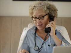 Ménopause : le gouvernement annonce une consultation longue chez les sages-femmes et de nouvelles recommandations Une médecin prend des notes lors d'une consultation (photo d'illustration)