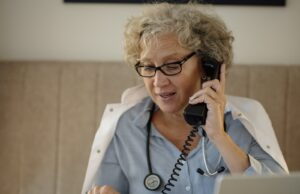 Ménopause : le gouvernement annonce une consultation longue chez les sages-femmes et de nouvelles recommandations Une médecin prend des notes lors d'une consultation (photo d'illustration)