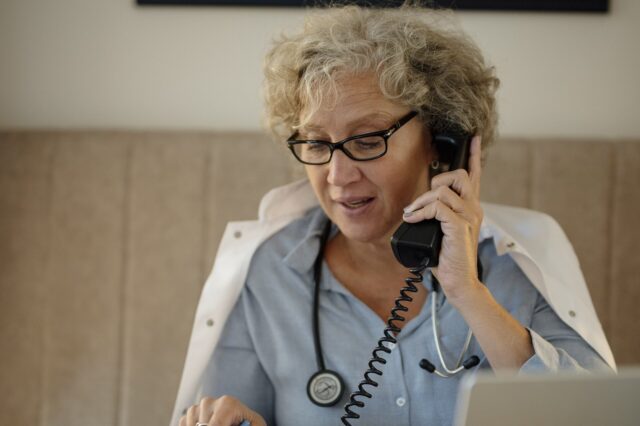 Une médecin prend des notes lors d'une consultation (photo d'illustration) Une médecin prend des notes lors d'une consultation (photo d'illustration)