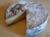 Rappels conso : une tome des Bauges AOP contaminée à E. coli et un lait de croissance bio retirés chez Leclerc Une tome des Bauges, fromage de Savoie (photo d'illustration)