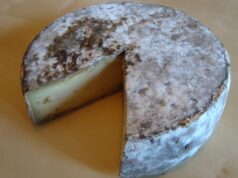 Rappels conso : une tome des Bauges AOP contaminée à E. coli et un lait de croissance bio retirés chez Leclerc Une tome des Bauges, fromage de Savoie (photo d'illustration)