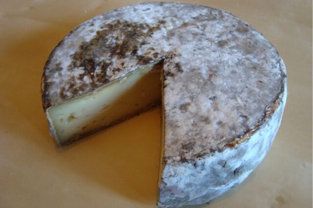 Une tome des Bauges, fromage de Savoie (photo d'illustration)