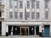 Calvin Klein et McQueen se séparent de leurs directeurs artistiques, une semaine après le départ de Vaccarello de Saint Laurent La boutique Alexander McQueen d'Old Bond Street, à Londres