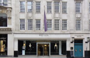 Calvin Klein et McQueen se séparent de leurs directeurs artistiques, une semaine après le départ de Vaccarello de Saint Laurent La boutique Alexander McQueen d'Old Bond Street, à Londres