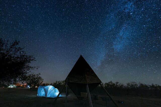 La Voie lactée dans un ciel étoilé au-dessus d'un campement (photo d'illustration) La Voie lactée dans un ciel étoilé au-dessus d'un campement (photo d'illustration)