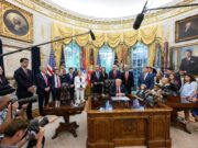Sanctions contre la Russie : Donald Trump exempte Moscou des mesures du Graham Act voté par le Congrès Donald Trump signant un décret présidentiel dans le Bureau ovale de la Maison Blanche (photo d'archives)