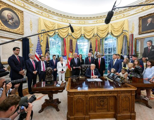 Sanctions contre la Russie : Donald Trump exempte Moscou des mesures du Graham Act voté par le Congrès Donald Trump signant un décret présidentiel dans le Bureau ovale de la Maison Blanche (photo d'archives)