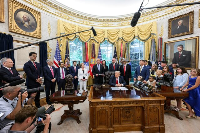Donald Trump signant un décret présidentiel dans le Bureau ovale de la Maison Blanche (photo d'archives) Donald Trump signant un décret présidentiel dans le Bureau ovale de la Maison Blanche (photo d'archives)