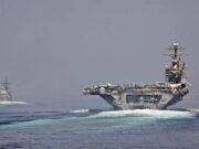 Détroit d’Ormuz : l’Iran affirme qu’un superpétrolier a heurté une mine, deux tankers touchés au large de l’Arabie saoudite, le pétrole frôle les 110 dollars Un porte-avions et un croiseur de la marine américaine traversant le détroit d'Ormuz (photo d'archives de l'US Navy)