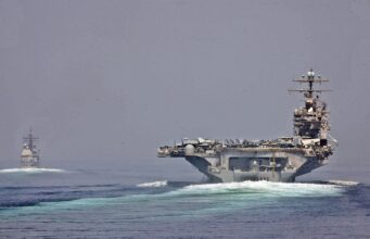 Détroit d’Ormuz : l’Iran affirme qu’un superpétrolier a heurté une mine, deux tankers touchés au large de l’Arabie saoudite, le pétrole frôle les 110 dollars Un porte-avions et un croiseur de la marine américaine traversant le détroit d'Ormuz (photo d'archives de l'US Navy)