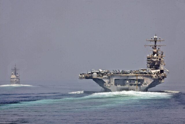 Un porte-avions et un croiseur de la marine américaine traversant le détroit d'Ormuz (photo d'archives de l'US Navy) Un porte-avions et un croiseur de la marine américaine traversant le détroit d'Ormuz (photo d'archives de l'US Navy)