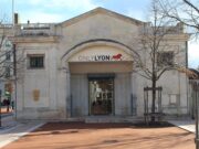 Mobilisation du 17 octobre : office de tourisme incendié à Lyon, mairie de Marseille envahie, 272 interpellations en France à 15 heures Le pavillon de l'office de tourisme sur la place Bellecour, à Lyon, avant les dégradations du 17 octobre (photo d'archives)