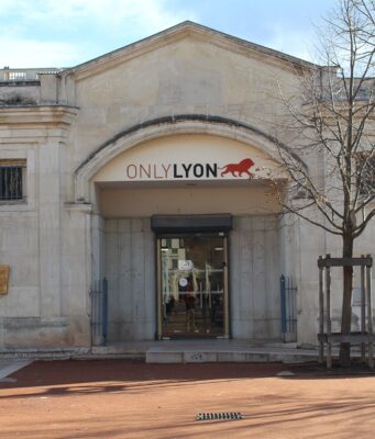 Mobilisation du 17 octobre : office de tourisme incendié à Lyon, mairie de Marseille envahie, 272 interpellations en France à 15 heures Le pavillon de l'office de tourisme sur la place Bellecour, à Lyon, avant les dégradations du 17 octobre (photo d'archives)