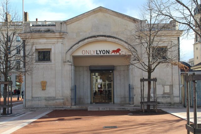 Le pavillon de l'office de tourisme sur la place Bellecour, à Lyon, avant les dégradations du 17 octobre (photo d'archives)