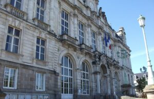 Mobilisation du 17 octobre : mairie de Limoges incendiée, résidence préfectorale de Bordeaux saccagée, 195 interpellations à Paris selon le parquet L'hôtel de ville de Limoges, touché par un incendie en marge de la mobilisation du 17 octobre (photo d'archives)