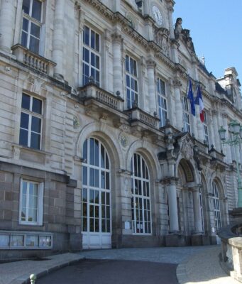 Mobilisation du 17 octobre : mairie de Limoges incendiée, résidence préfectorale de Bordeaux saccagée, 195 interpellations à Paris selon le parquet L'hôtel de ville de Limoges, touché par un incendie en marge de la mobilisation du 17 octobre (photo d'archives)