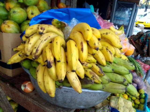 Fruits et légumes sur un étal de marché en France Fruits et légumes sur un étal de marché en France