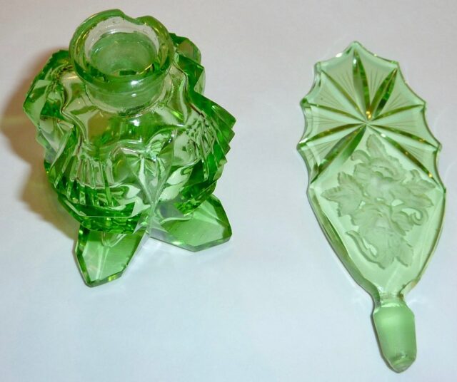 Un flacon de parfum en verre taillé (photo d'illustration) Un flacon de parfum en verre taillé (photo d'illustration)