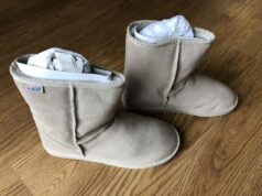 UGG et JW Anderson dévoilent leur première collaboration, autour des bottes Classic et des chaussons Tasman Une paire de bottes fourrées en peau de mouton de type UGG
