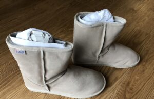 UGG et JW Anderson dévoilent leur première collaboration, autour des bottes Classic et des chaussons Tasman Une paire de bottes fourrées en peau de mouton de type UGG