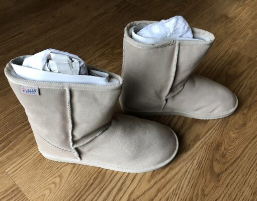 UGG et JW Anderson dévoilent leur première collaboration, autour des bottes Classic et des chaussons Tasman Une paire de bottes fourrées en peau de mouton de type UGG