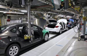 Automobile : Paris et Berlin s’accordent sur l’après-2035, plus de souplesse pour le thermique contre un « made in Europe » renforcé Chaîne d'assemblage dans une usine automobile européenne