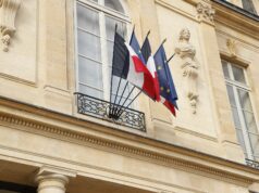 Violences du 17 octobre : Emmanuel Macron s’adressera aux Français à 20 heures, le bilan grimpe à 1 800 interpellations et plus de 500 blessés Les drapeaux français et européen sur la façade du palais de l'Élysée, où Emmanuel Macron réunit le gouvernement avant son allocution (photo d'archives)