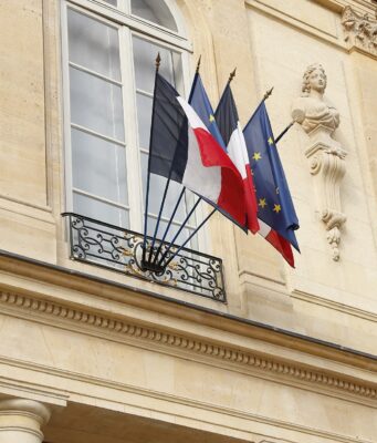 Violences du 17 octobre : Emmanuel Macron s’adressera aux Français à 20 heures, le bilan grimpe à 1 800 interpellations et plus de 500 blessés Les drapeaux français et européen sur la façade du palais de l'Élysée, où Emmanuel Macron réunit le gouvernement avant son allocution (photo d'archives)