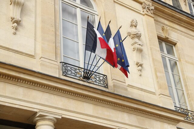 Les drapeaux français et européen sur la façade du palais de l'Élysée, où Emmanuel Macron réunit le gouvernement avant son allocution (photo d'archives) Les drapeaux français et européen sur la façade du palais de l'Élysée, où Emmanuel Macron réunit le gouvernement avant son allocution (photo d'archives)