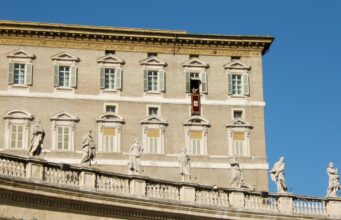 Le pape Léon XIV récite l’Angélus à sa fenêtre, première apparition publique depuis son opération : « J’ai vraiment ressenti votre soutien » La fenêtre du palais apostolique, d'où le pape récite l'Angélus face à la place Saint-Pierre (photo d'archives)