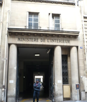 Violences du 17 octobre : 2 000 interpellations, Laurent Nuñez sommé de démissionner, nouveau rassemblement tendu place de la République Façade du ministère de l'Intérieur, rue des Saussaies à Paris