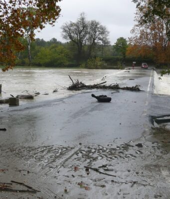 Épisode méditerranéen : le Gard et l’Hérault en vigilance orange pluie-inondation et orages dès lundi 14 heures, jusqu’à 150 mm attendus Crue du Vidourle à Villetelle, à la limite de l'Hérault et du Gard, lors d'un épisode méditerranéen en octobre 2010
