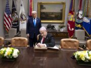 Législatives en Israël : à neuf jours du scrutin, Donald Trump apporte son « soutien plein et entier » à Benyamin Netanyahou Benyamin Netanyahou signe le livre d'or sous le regard de Donald Trump à la Maison-Blanche en 2025