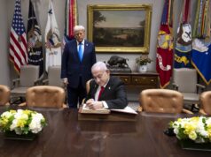 Législatives en Israël : à neuf jours du scrutin, Donald Trump apporte son « soutien plein et entier » à Benyamin Netanyahou Benyamin Netanyahou signe le livre d'or sous le regard de Donald Trump à la Maison-Blanche en 2025