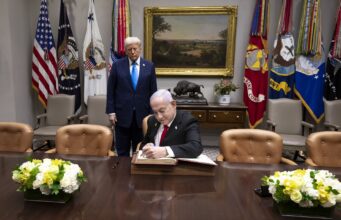 Législatives en Israël : à neuf jours du scrutin, Donald Trump apporte son « soutien plein et entier » à Benyamin Netanyahou Benyamin Netanyahou signe le livre d'or sous le regard de Donald Trump à la Maison-Blanche en 2025