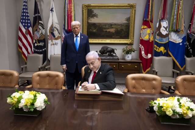 Benyamin Netanyahou signe le livre d'or sous le regard de Donald Trump à la Maison-Blanche en 2025 Benyamin Netanyahou signe le livre d'or sous le regard de Donald Trump à la Maison-Blanche en 2025