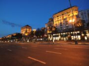 Ukraine : à Kiev, des centaines d’habitants réclament la démission du maire Vitali Klitschko avant l’hiver L'avenue Khreshchatyk, artère centrale de Kiev où siège l'administration municipale, à la tombée de la nuit