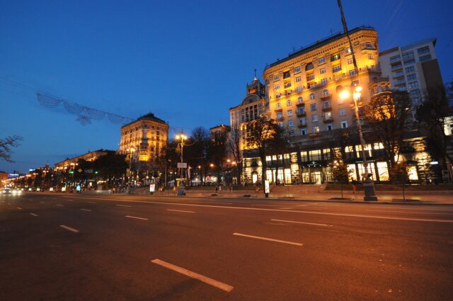 Avenue Khreshchatyk à Kiev L'avenue Khreshchatyk, artère centrale de Kiev où siège l'administration municipale, à la tombée de la nuit