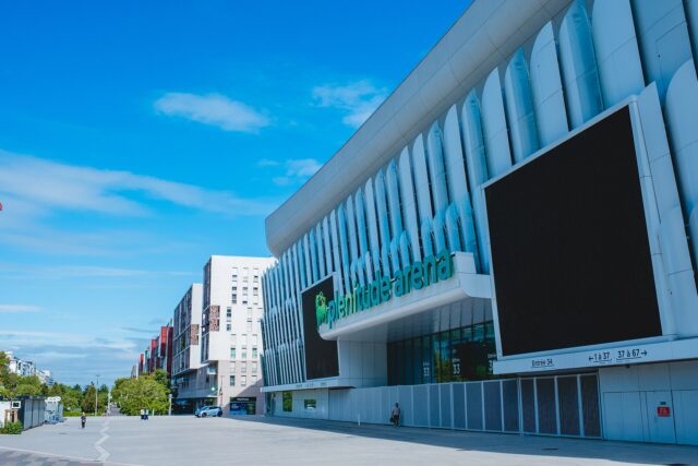 L'enseigne de la Plenitude Arena, à Nanterre, où Céline Dion a donné sa résidence parisienne L'enseigne de la Plenitude Arena, à Nanterre, où Céline Dion a donné sa résidence parisienne