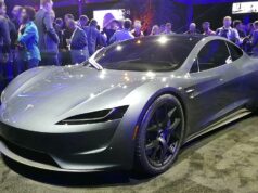 Tesla Roadster à propulseurs SpaceX : le régulateur aérien américain estime que ce n’est pas un aéronef, la sécurité routière prévient Un prototype de Tesla Roadster présenté lors d'un salon (photo d'archives)