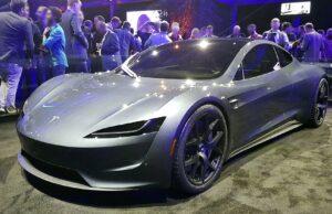 Tesla Roadster à propulseurs SpaceX : le régulateur aérien américain estime que ce n’est pas un aéronef, la sécurité routière prévient Un prototype de Tesla Roadster présenté lors d'un salon (photo d'archives)